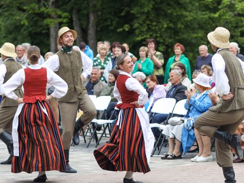 Amatas apvienības svētki "Ar saknēm debesīs"