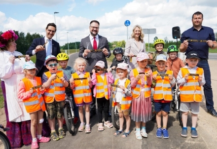 Svinīgi atklāta jaunā gājēju un velo infrastruktūra no Cēsīm līdz pagriezienam uz Līviem