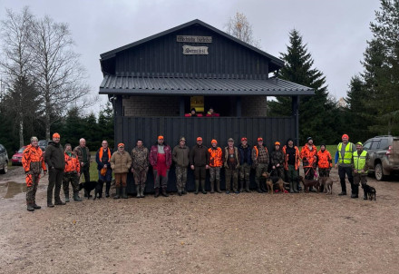 Sērmūkšu mednieku biedrība atjauno biedrības ēkas jumtu